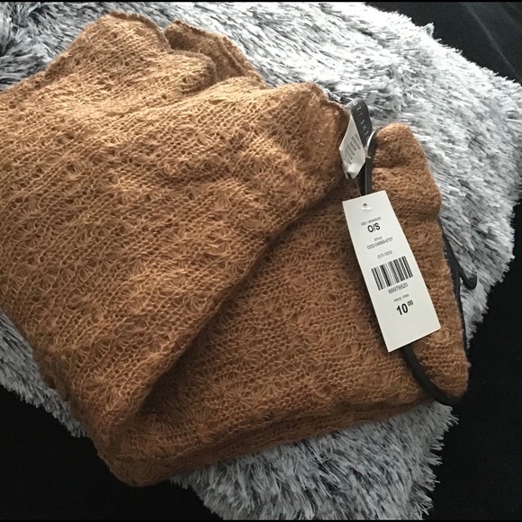 New scarf never worn - Picture 10 of 15